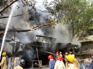 Malviya Nagar आग: गुरुग्राम में पांच पीड़ितों की एक साथ अंतिम संस्कार, परिवारों में किया मातम