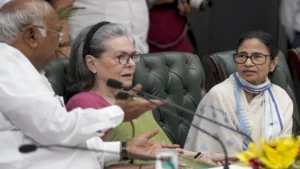 पवार और Mamata बनर्जी के कांग्रेस में वापसी पर विचार करने के साथ ही विलय की चर्चाएँ तेज़ हो रही हैं।