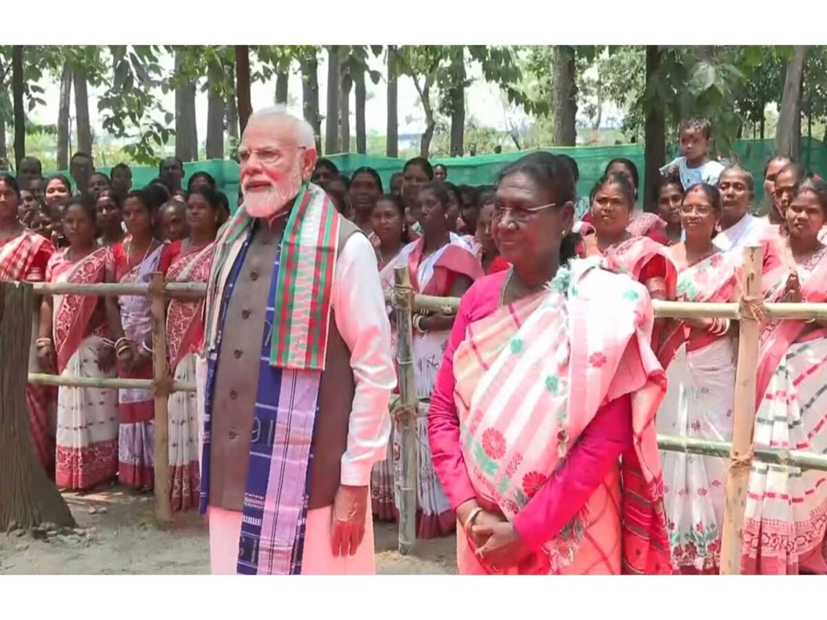 PM मोदी ने राष्ट्रपति मुर्मू के गांव पहाड़पुर का दौरा किया और पवित्र उपवनों में प्रार्थना की। 1 PM