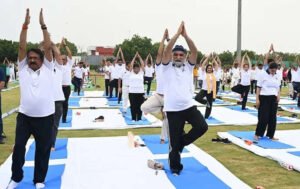 Yoga Day 2026 के जश्न के लिए हजारों लोग लाल किले में इकट्ठा हुए