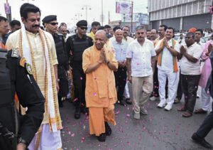 Adityanath ने गोरखनाथ मंदिर में जनता दर्शन किया