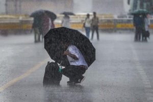 Delhi में मूसलधार बारिश के बाद हालात ठप्प; सड़कें नदियों में बदल गईं, पेड़ उखड़ गए, 3 की मौत