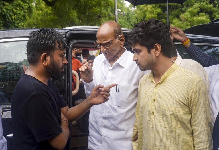 Pawar, केजरीवाल और अन्य विपक्षी नेता कार्रवाई के बाद जंतर मंतर गए; CJP के विरोध का समर्थन किया 1 Pawar