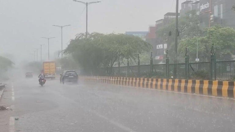 बारिश और तेज़ हवाओं ने दिल्ली-एनसीआर को झकझोर दिया; खराब मौसम के कारण 15 उड़ानों का रूट बदल दिया गया 1 बारिश
