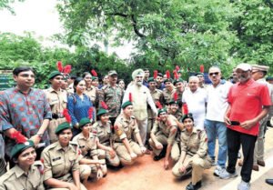 Delhi के राज्यपाल 1 लाख पौधे लगाने के अभियान का नेतृत्व करते हैं