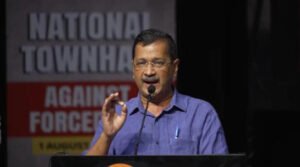E20 ईंधन विवाद गहराता जा रहा है क्योंकि AAP देशभर में टाउन हॉल आयोजित करने की योजना बना रही है, अरविंद केजरीवाल ने केंद्र पर अमेरिकी दबाव में नीति थोपने का आरोप लगाया