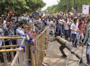 Police ने पानी की तोप, आंसू गैस और लाठीचार्ज इस्तेमाल किया जब नौकरी के इच्छुक झारखंड विधानसभा तक पहुँचने की कोशिश कर रहे थे