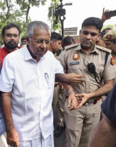 Delhi में पूर्व मुख्यमंत्री विजयन और CPI(M) नेताओं को हिरासत में लिया गया; केरल में विरोध-प्रदर्शन शुरू