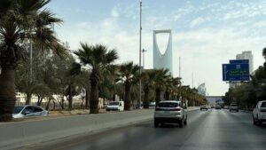 Saudi Arabia ने यमन के सना के पास तेल सुविधा पर हमला किया, निकासी की चेतावनी के बाद