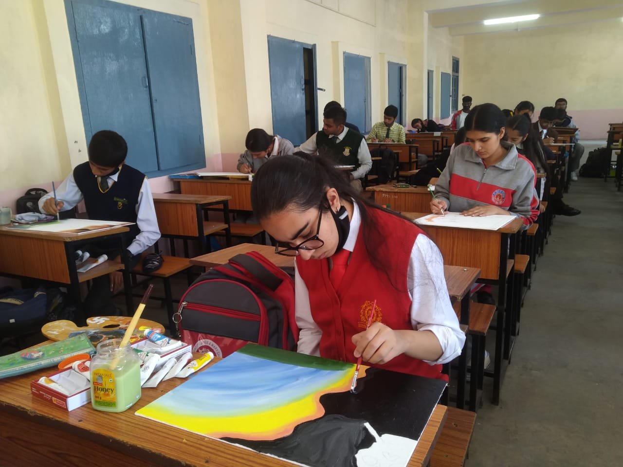 राज्य कर एवं आबकारी विभाग हिमाचल प्रदेश एवं जिला प्रशासन शिमला के संयुक्त तत्वाधान में आयोजित नशा नहीं जिन्दगी चुनो अभियान की कड़ी में आज राजकीय वरिष्ठ माध्यमिक पाठशाला पोर्टमोर में चित्रकला प्रतियोगिता का आयोजन किया गया। 1 49c26b14 c2c7 4f59 afa4 7976f7624f56