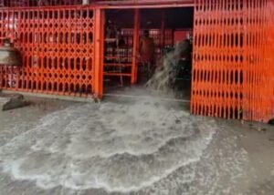 संगम किनारे स्थित लेटे हनुमानजी काे महा स्नान और विश्राम कराने के बाद मां गंगा वापस लौट गई हैं। 4 55eeb514 5ea6 4659 afea 4cc9afc6f95b