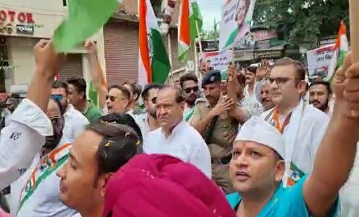 हल्द्वानी के स्वराज आश्रम से कांग्रेस ने की भारत जोड़ो तिरंगा यात्रा शुरू 1 57aaac83 b391 4a28 84aa 8183f29ae7ee