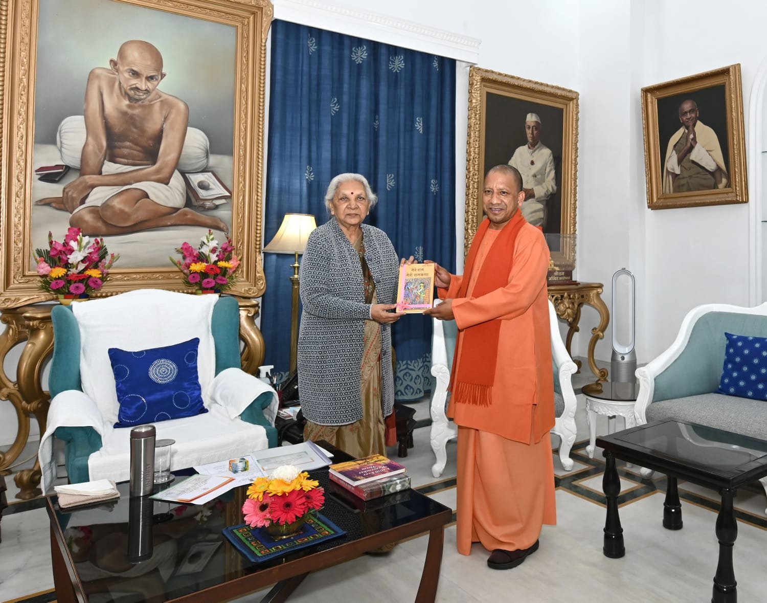 राज्यपाल श्रीमती आनंदीबेन पटेल से राजभवन में मुख्य मंत्री योगी आदित्यनाथ ने भेंट की 1 5dc85190 c10c 47cd 9433 a060a227de57