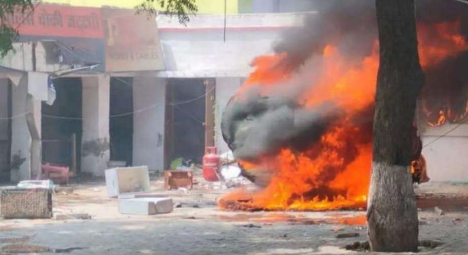 पुलिस चौकी को लगाई आग प्रदर्शनकारियों ने अधिकारी को बनाया बंधक, कई रेलगाड़ियों को फूंका निगम की बसों को किया आग के हवाले सीओ समेत अन्य कई पुलिस अधिकारी घायल... 1 67a6e486 5986 48dc 9577 41c1c8643f24