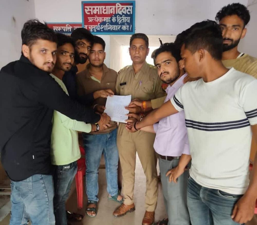 नवरात्रों में मीट मांस की दुकान बन्द कराने के लिए थाना प्रभारी को सौंपा ज्ञापन 1 840cff69 0ff6 4554 9a18 47244645b970