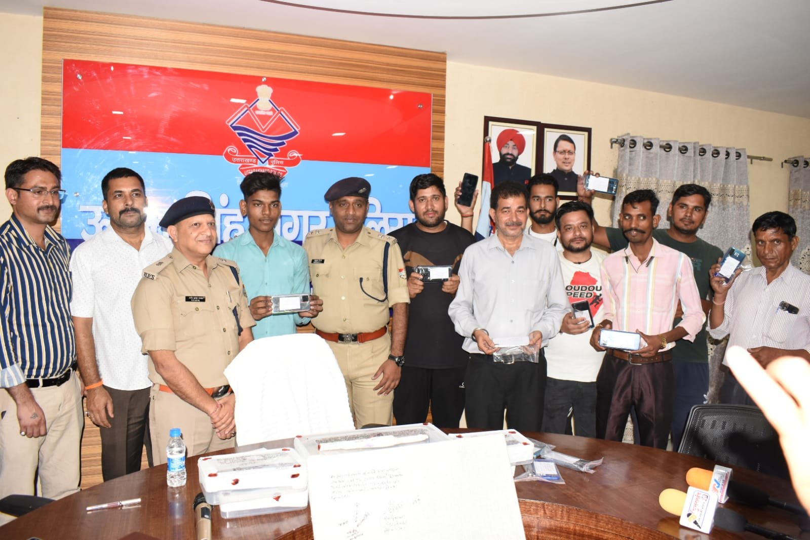 खोए फोन पाकर लौटी चेहरे पर मुस्कान, एसएसपी ने बरामद 101 मोबाइल लोगों को वापस किए 1 8dfb0b54 b0a0 4fc0 a694 b4a48f196c9f