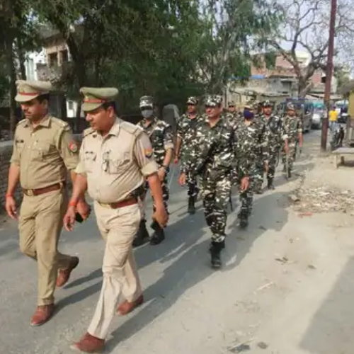 अमांपुर में पुलिस ने पैदल फ्लैग मार्च कर दिया लोगों को सुरक्षा का संदेश 1 Untitled design 2022 04 06T115906.055