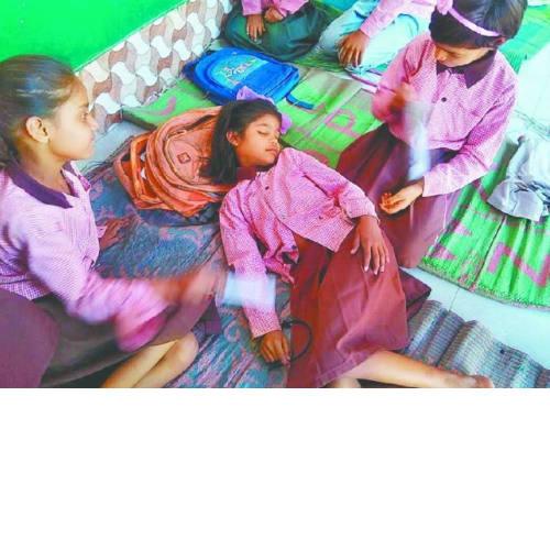 स्कूलों में भीषण गर्मी से बिगड़ रही बच्चों की सेहत 1 Untitled design 2022 04 19T205944.420