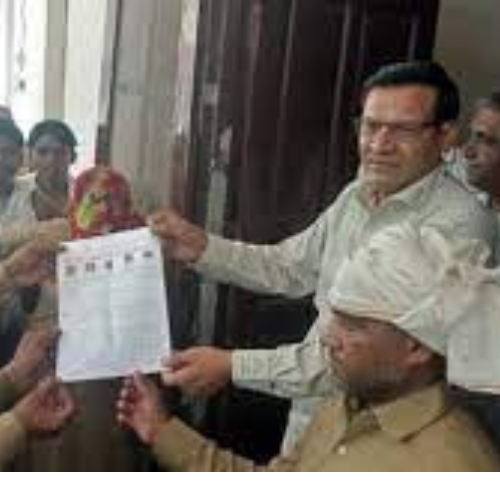 सफाई उपकरण नहीं मिलने से नाराज कर्मियों ने किया प्रदर्शन 1 Untitled design 2022 05 11T201508.268