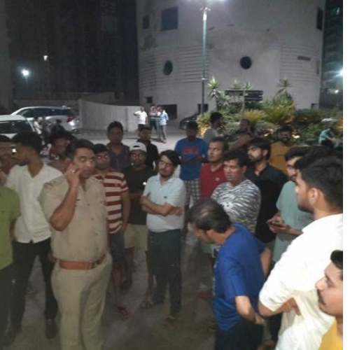 सोसायटी में बिजली बाधित होने पर निवासियों का हंगामा 1 Untitled design 2022 05 16T224059.931