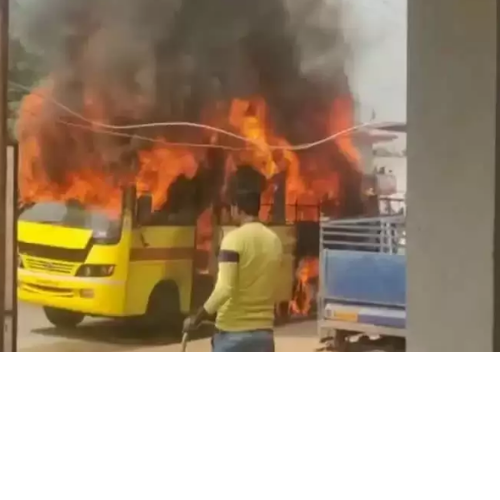 छात्रों से भरी स्कूल बस में लगी आग,चालक की सूझबूझ से पाया काबू - अभिभावकों ने जमकर किया हंगामा, स्कूल मैनेजमेंट पर लगाया लापरवाही का आरोप 1 Untitled design 2022 05 18T225531.501