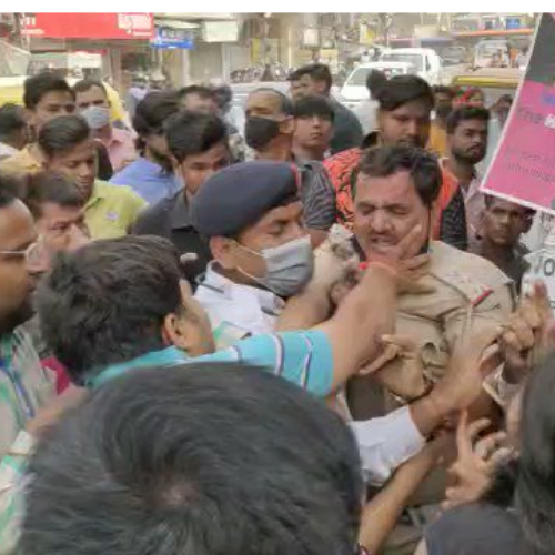 दक्षिणी दिल्ली में ट्रैफिक इंस्पेक्टर की पिटाई 1 Untitled design 2022 06 08T175341.690