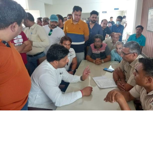 बिल्डर के विरुद्ध थाने में दिया धरना, मामला दर्ज करने की मांग 1 Untitled design 2022 06 27T000836.001