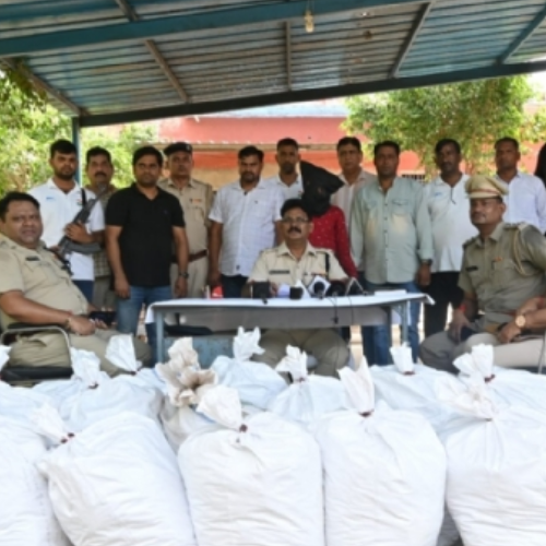 बंद बॉडी ट्रक में रुई के बीच छिपाकर ले जाया जा रहा भारी मात्रा में मादक पदार्थ बरामद 1 Untitled design 2022 09 02T220909.782