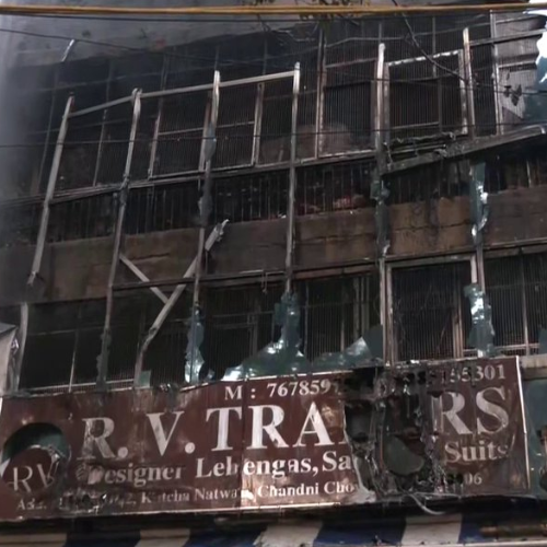 चांदनी चौक मेट्रो स्टेशन के पास लगी आग 1 Untitled design 2022 09 05T203633.955