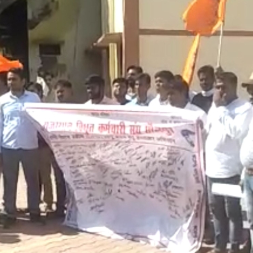 बिल्डरों ने अधीक्षण अभियंता के कार्यालय के बाहर किया प्रदर्शन 1 Untitled design 2022 09 09T000706.969