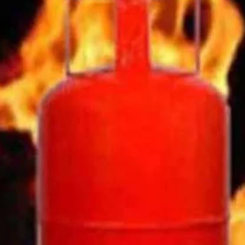 खाना बनाने के दौरान रसोई गैस सिलेंडर में अचानक आग लगने से मचा हड़कंप 1 Untitled design 2022 09 16T000220.171