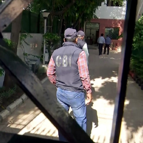 सीबीआई अधिकारी गिरफ्तार टीएमसी नेता के घर पहुंचे, बेटी से की पूछताछ 1 Untitled design 2022 09 16T172436.476