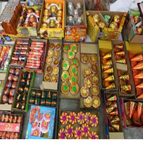 पटाखा बेचने पर दो गिरफ्तार 1 Untitled design 2022 10 22T005602.106