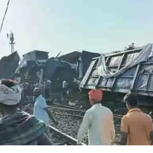 मालगाड़ी का भीषण हादसा, एक-दूसरे पर चढ़े 50 से ज्यादा डिब्बे 1 Untitled design 2022 10 27T002519.797