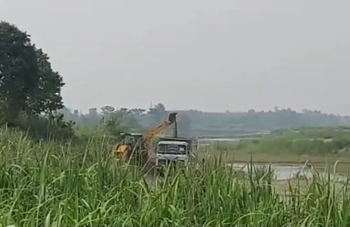 किसकी शह पर किच्छा में पट्टों की आड़ में चीरा जा रहा है जेसीबी मशीन से नदी का सीना, मिलीभगत से जारी है अवैध खनन का खेल 1 f3a8099e b887 4ed2 85c5 61e1986ca6d0