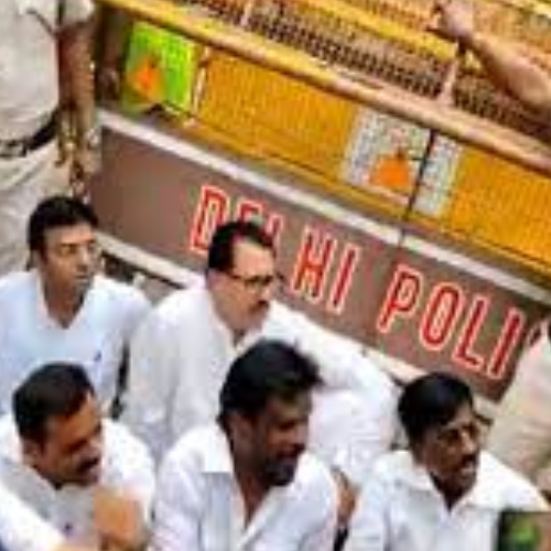 पुलिस ने बड़ी संख्या में कांग्रेस नेताओं को लिया हिरासत में